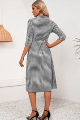 Robe mi-longue à carreaux et col à revers